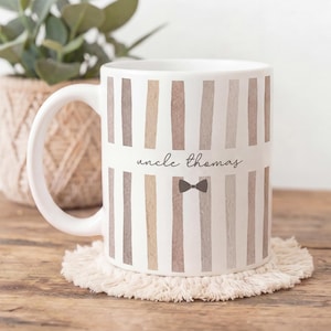 Pode incluir: Uma placa de madeira artesanal com a palavra "Welcome" em uma fonte lúdica. A placa apresenta um acabamento desgastado e um design rústico simples, perfeito para uma porta da frente ou entrada. A placa retangular parece ser feita de madeira reciclada.
