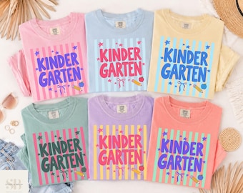 Koszulka dla nauczyciela przedszkola Comfort Colors, koszulki dla personelu szkolnego, koszulka z okazji powrotu do szkoły, prezent dla nauczyciela, koszulka w paski retro dla uczniów szkół podstawowych