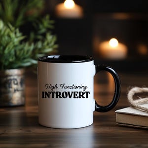 Hoch funktionierende introvertierte Tasse, lustige sarkastische Tasse, Bücherwurm Geschenk, minimalistisches Geschenk