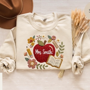 Personalisiertes Lehrer-Sweatshirt, personalisiertes Faux-Garn und Patchwork-Pullover für Lehrer, Back to School Geschenke, letzter Schultag Shirt