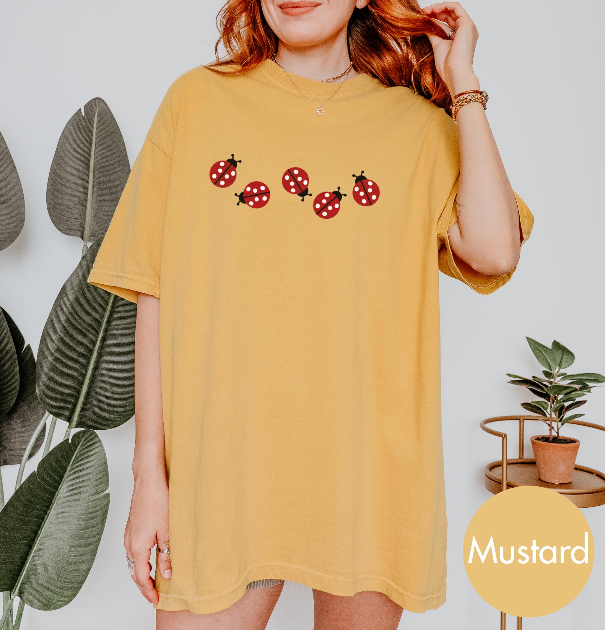 Comfort Colors Retro Ladybug Shirt, Cute Vintage Style Cottagecore Nature Lover Tee, Trendy Summer Boho TShirt