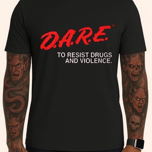 Puede incluir: Un juego de tres cuencos apilables de cerámica en tonos azul, verde y blanco. Los cuencos presentan un esmalte moteado y un diseño sencillo y moderno. El cuenco más grande tiene aproximadamente 18 cm de diámetro.