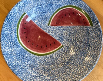 Stara miska do serwowania w kształcie arbuza, niebieskie naczynie ceramiczne Spongeware, letni wystrój wiejskiego domu