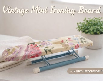 Mini tabla de planchar decorativa con estampado floral vintage, accesorio para estante de estilo rústico campestre.