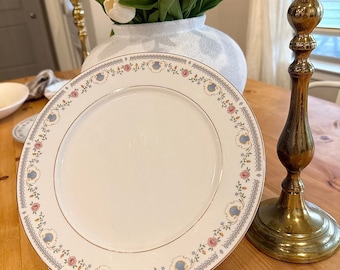 Juego de 5 platos vintage Tivoli, vajilla con borde rosa y diseño floral azul, estilo cottagecore.