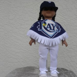 Poncho, pantalones y gorra de los Tampa Bay Devil Rays diseñados para muñecas de 18 pulgadas.