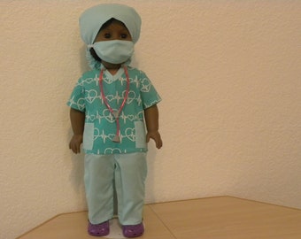 Uniforme médico verde pastel con estetoscopio y tarros de cristal diseñado para muñecas de 45 cm (18 pulgadas).
