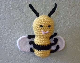 Bobby die Honigbiene häkelt eine Hummel