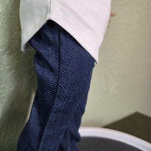 Camiseta de béisbol verde y blanca y pantalones vaqueros azules diseñados para muñecas de 18 pulgadas. imagen 4