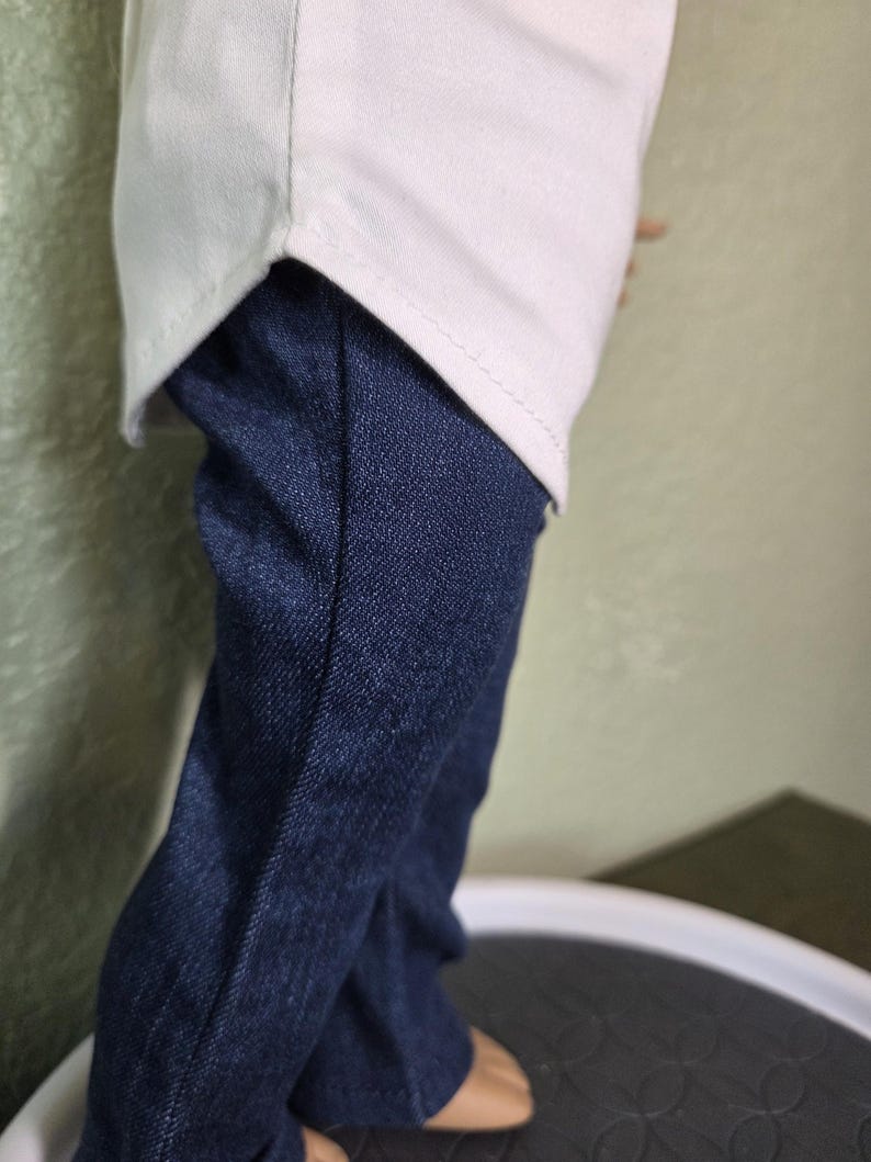 Camiseta de béisbol verde y blanca y pantalones vaqueros azules diseñados para muñecas de 18 pulgadas. imagen 4