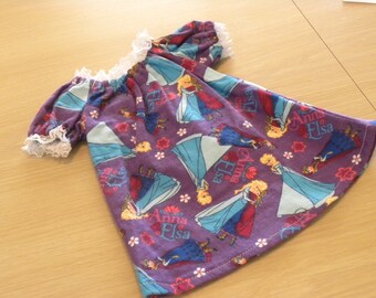 Bambola Elsa da 45 cm con camicia da notte, cappellino, accappatoio e orsacchiotto in omaggio.