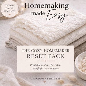 Könnte beinhalten: Ein Stapel gefalteter, cremefarbener, strukturierter Stoffe mit einem runden Abzeichen mit der Aufschrift EDITABLE CANVA TEMPLATE. Der Text lautet Homemaking made Easy, THE COZY HOMEMAKER RESET PACK, Printable routines for calm, thoughtful days at home und HOMEGROWN STILLNESS.