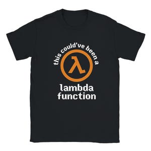 Może przedstawiać: Czarny t-shirt z napisem "this could've been a lambda function". Projekt przedstawia pomarańczowy okrąg z symbolem lambda pośrodku. Tekst jest biały, a koszulka ma klasyczny okrągły dekolt.