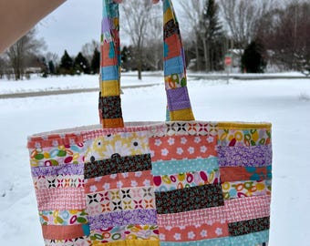 Torba typu tote z patchworku, szyta ręcznie, z kieszeniami, drobne plamy wewnątrz