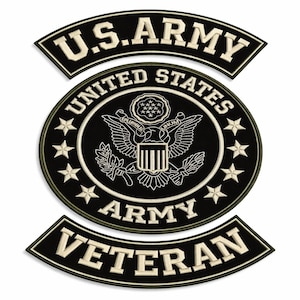 Puede incluir: Un conjunto de tres parches bordados. El parche superior dice "U.S. ARMY" en letras blanquecinas sobre un fondo negro. El parche central, circular, presenta "UNITED STATES ARMY" y un emblema de águila. El parche inferior dice "ARMY VETERAN".