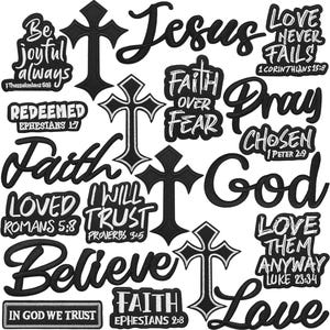 Può includere: Una collezione di toppe e disegni ricamati in bianco e nero a tema cristiano. L'immagine include croci e frasi come "Gesù", "Fede", "Amore" e versetti biblici. Le toppe sono adatte a vari progetti di artigianato.