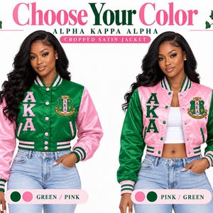 Puede incluir: Dos chaquetas cortas de satén con el texto Choose Your Color, Alpha Kappa Alpha y Cropped Satin Jacket. Una chaqueta es verde con mangas rosas, la otra es rosa con mangas verdes. Ambas tienen letras AKA y un escudo bordado.