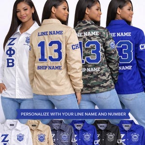 Può includere: Giacche Zeta Phi Beta personalizzate in bianco, beige, mimetico e blu. Ogni giacca presenta testo e numeri personalizzati. Le giacche sono esposte con il testo "Zeta Phi Beta Jackets" e "Personalizza con il tuo nome e numero di linea."