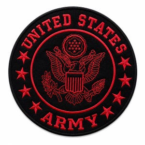Peut inclure: Écusson rond noir avec texte et motif brodés en rouge. Les mots « UNITED STATES ARMY » sont disposés en cercle sur le bord. Le centre présente un emblème d'aigle et un cercle d'étoiles.