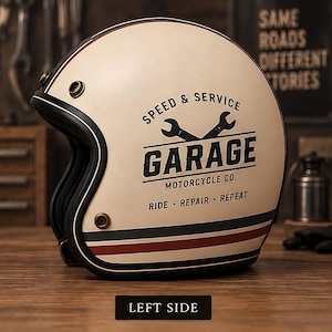 Könnte beinhalten: Ein cremefarbener offener Motorradhelm mit schwarzem Rand sowie roten und schwarzen horizontalen Streifen. Die Seite zeigt eine Grafik mit zwei gekreuzten Schraubenschlüsseln und dem Text: SPEED & SERVICE GARAGE MOTORCYCLE CO. RIDE • REPAIR • REPEAT.