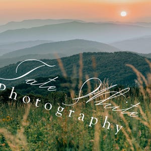 Peut inclure: Une tasse en céramique blanche avec une anse noire et le texte "But First, Coffee" en noir, en gras. La tasse est posée sur une surface blanche.