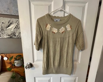 Sweet Femme Vintage Beige Short Sleeved Sweater with Floral Design Women’s Size Small