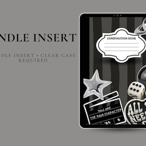 Puede incluir: Inserto Kindle con un diseño en blanco y negro. El inserto presenta una etiqueta de cuaderno de composición, una estrella, dados, una claqueta de cine y el texto "All You Need Is Love". También está presente el texto "Kindle Insert".