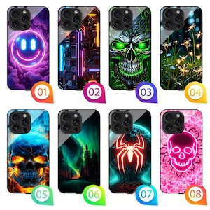Puede incluir: Colección de ocho fundas para teléfono con varios diseños. Incluye una cara sonriente de neón, una placa de circuito futurista, una calavera verde con ojos brillantes y un campo de luciérnagas. Otras fundas presentan una calavera, un bosque, una araña y una calavera rosa.