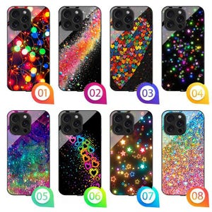 Puede incluir: Una colección de ocho fundas para teléfonos con varios diseños. Las fundas presentan patrones coloridos, que incluyen luces de cadena, un remolino similar a una galaxia, corazones, estrellas y purpurina. Cada funda tiene un recorte para la cámara y un acabado brillante.
