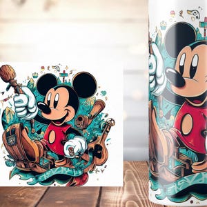 K&ouml;nnte beinhalten: Mickey Mouse-Illustration auf einem wei&szlig;en Quadrat und einem Becher. Das Kunstwerk zeigt Mickey in einem roten Hemd, wei&szlig;en Handschuhen und schwarzen Ohren, der einen Baseballschl&auml;ger und einen Handschuh h&auml;lt. Der Hintergrund hat ein t&uuml;rkis-braunes Farbschema mit Noten und anderen dekorativen Elementen.