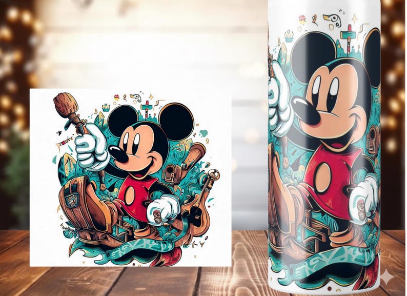 K&ouml;nnte beinhalten: Mickey Mouse-Illustration auf einem wei&szlig;en Quadrat und einem Becher. Das Kunstwerk zeigt Mickey in einem roten Hemd, wei&szlig;en Handschuhen und schwarzen Ohren, der einen Baseballschl&auml;ger und einen Handschuh h&auml;lt. Der Hintergrund hat ein t&uuml;rkis-braunes Farbschema mit Noten und anderen dekorativen Elementen.