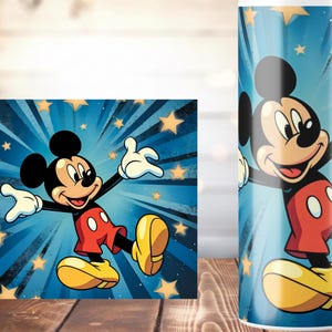K&ouml;nnte beinhalten: Ein Becher und ein gerahmter Druck mit Micky Maus. Das Kunstwerk zeigt Micky Maus in seinem klassischen Outfit mit roter Hose, gelben Schuhen und wei&szlig;en Handschuhen vor einem blauen Hintergrund mit Sternen und Sternen.