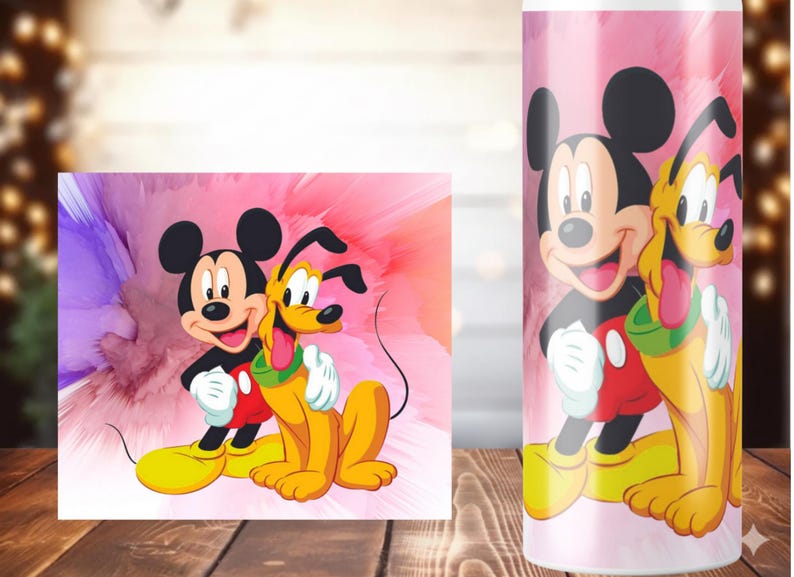 K&ouml;nnte beinhalten: Ein Becher und ein gerahmter Druck mit Micky Maus und Pluto. Die Charaktere sind in einem farbenfrohen Design vor einem rosa-violetten Hintergrund dargestellt. Der Becher hat einen rosa Hintergrund mit denselben Charakteren.