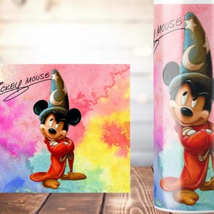 K&ouml;nnte beinhalten: Mickey Mouse in einem Zaubererkost&uuml;m ist auf einem Becher und einer Karte abgebildet. Das Kunstwerk zeigt Mickey in einem roten Gewand und einem blauen Hut mit einem Mond und Sternen. Der Hintergrund ist eine Aquarellw&auml;sche aus Rosa, Gelb und Lila.