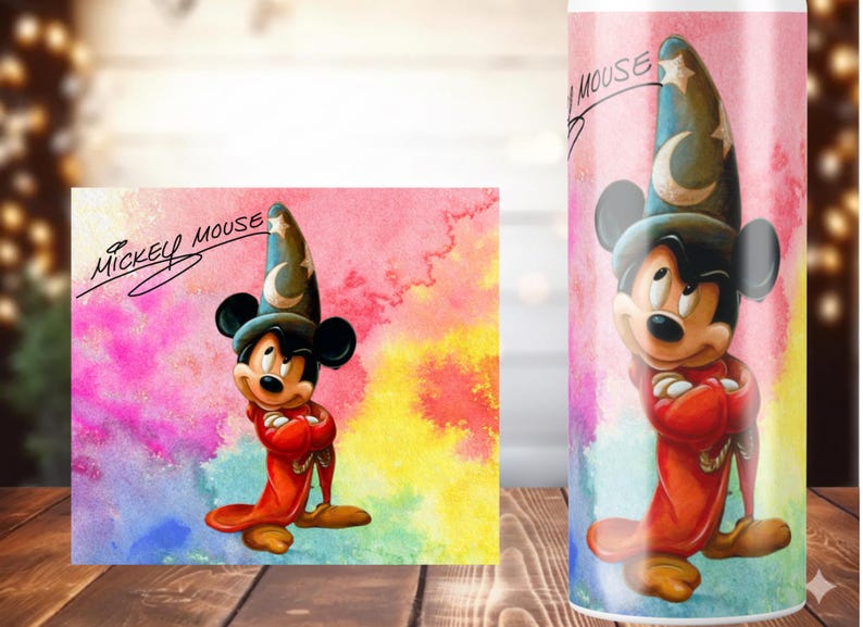 K&ouml;nnte beinhalten: Mickey Mouse in einem Zaubererkost&uuml;m ist auf einem Becher und einer Karte abgebildet. Das Kunstwerk zeigt Mickey in einem roten Gewand und einem blauen Hut mit einem Mond und Sternen. Der Hintergrund ist eine Aquarellw&auml;sche aus Rosa, Gelb und Lila.