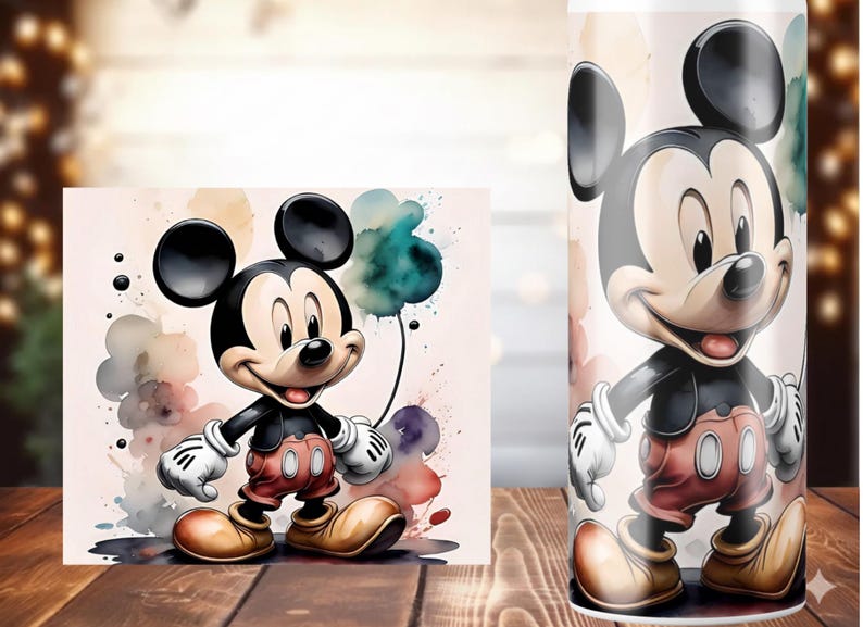 K&ouml;nnte beinhalten: Aquarellillustration von Mickey Mouse mit Luftballons. Mickey tr&auml;gt rote Shorts, gelbe Schuhe, wei&szlig;e Handschuhe und eine schwarze Jacke. Der Hintergrund zeigt farbenfrohe Aquarellspritzer. Ein passender Becher ist ebenfalls abgebildet.