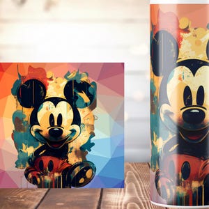 K&ouml;nnte beinhalten: Eine farbenfrohe Illustration von Mickey Mouse auf einem Becher und einem rechteckigen Druck. Das Kunstwerk zeigt Mickey in seiner klassischen Kleidung, mit einer Krone auf dem Becher, vor einem geometrischen Hintergrund mit leuchtenden Farben.
