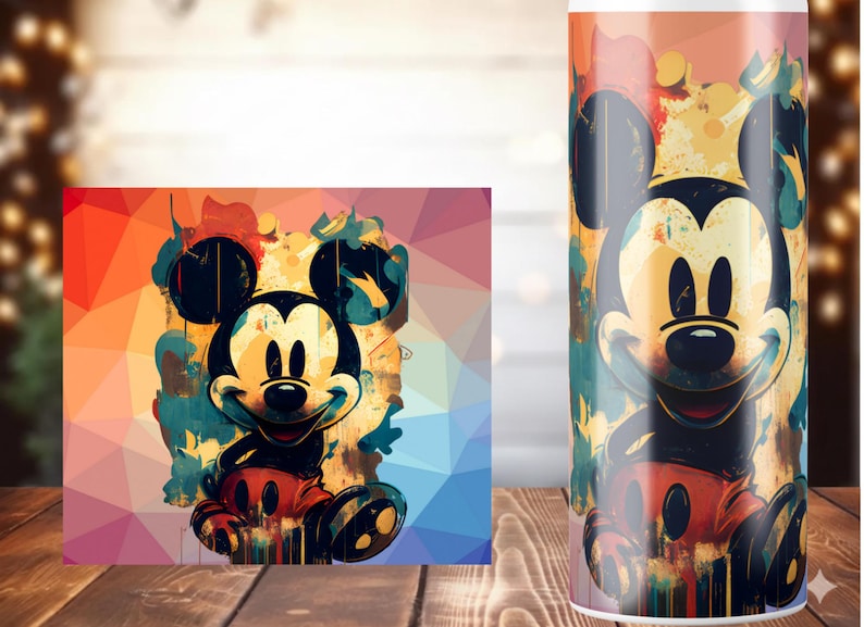 K&ouml;nnte beinhalten: Eine farbenfrohe Illustration von Mickey Mouse auf einem Becher und einem rechteckigen Druck. Das Kunstwerk zeigt Mickey in seiner klassischen Kleidung, mit einer Krone auf dem Becher, vor einem geometrischen Hintergrund mit leuchtenden Farben.