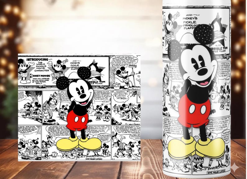 K&ouml;nnte beinhalten: Ein Becher und ein rechteckiger Gegenstand mit einem schwarz-wei&szlig;en Mickey Mouse Comic-Strip-Design. Mickey Mouse ist in seinem klassischen Outfit dargestellt: rote Shorts, gelbe Schuhe und schwarze Handschuhe. Der Becher hat einen wei&szlig;en Hintergrund.