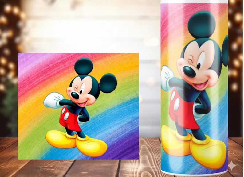 K&ouml;nnte beinhalten: Ein farbenfrohes Bild von Mickey Mouse in seiner klassischen Kleidung: schwarze Shorts, rote Shorts, gelbe Schuhe und wei&szlig;e Handschuhe. Der Hintergrund ist ein Regenbogenverlauf. Das Bild befindet sich auf einer rechteckigen Leinwand und einem zylindrischen Becher.
