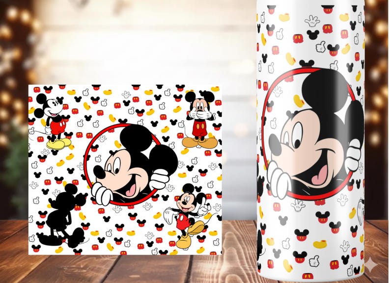 K&ouml;nnte beinhalten: Wei&szlig;er Becher und Untersetzer mit einem sich wiederholenden Muster aus roten, gelben und schwarzen Mickey Mouse-K&ouml;pfen. Der Becher und der Untersetzer haben eine gro&szlig;e Mickey Mouse-Grafik in einem roten Kreis.