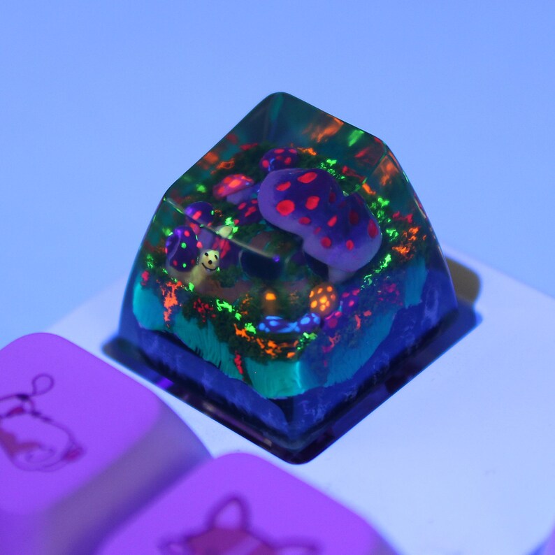 Tecla artesanal Mushroom Garden: Tecla de resina hecha a mano para teclado mecánico, perfil SA imagen 3