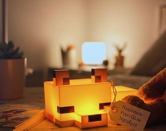 Lámpara de píxeles con brillo cálido inspirada en Minecraft para dormitorio, estantería o sala de juegos.