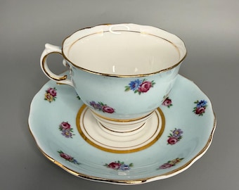 Taza y platillo de porcelana fina Colclough-Blue con delicadas flores