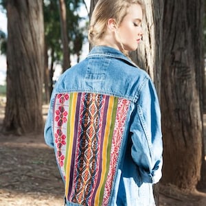 Kolorowa kurtka jeansowa w stylu andyjskim | Peruwiański wielokolorowy materiał | Kurtka wykonana ręcznie | Festiwalowy styl boho