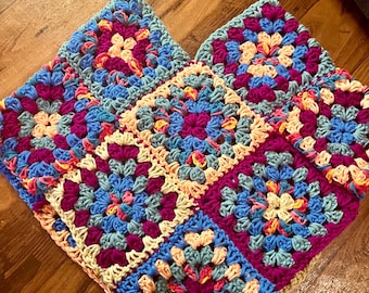 Poncho infantil multicolor de abuela con cuadros