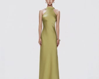Vestido largo de satén con espalda descubierta y cuello halter