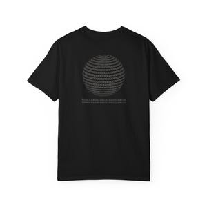 Könnte beinhalten: Schwarzes T-Shirt mit einem kugelförmigen Design aus Binärcode. Unterhalb der Kugel ist eine Zeile Binärcode aufgedruckt. Das T-Shirt hat einen klassischen Rundhalsausschnitt.