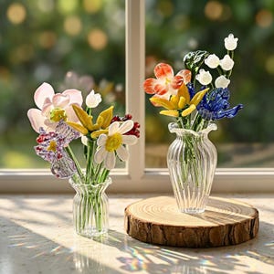 白いガラスのユリ、手作りのガラスの花、ウクライナでムラーノ品質の