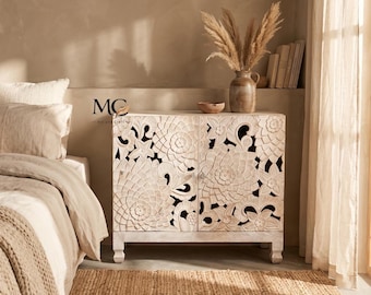 Handgeschnitzter Holzschrank, Boho-Aufbewahrungskonsole, rustikales Sideboard mit Blumenmuster, Anrichte, weiß gekalktes Bauernhaus HomeDecor